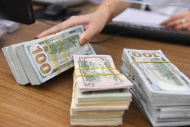 Giá USD chợ đen đắt hơn ngân hàng gần 300 đồng