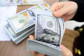 Vì sao giá USD 'chợ đen' đắt hơn tại ngân hàng gần 1.500 đồng?