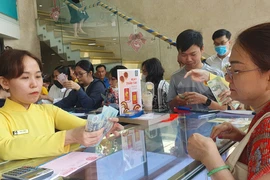 Vàng miếng SJC trên thị trường tự do về ngang thị trường niêm yết