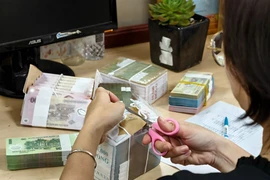Phí đổi tiền mới tăng từng ngày, có nơi lên đến 50%
