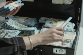 Giá USD 'chợ đen' chính thức rời mốc 27.000 đồng