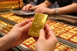 Người mua vàng ngơ ngác nhìn giá giảm sâu