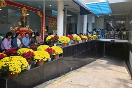 Chưa tới Vía Thần Tài, người dân đã xếp hàng mua vàng từ sớm