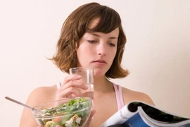 Vì sao không nên vừa ăn vừa uống nước?
