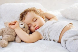 Đêm ngủ bé hay lăn lộn, có phải do thiếu vitamin D không ?