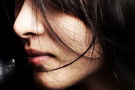 Cưới con trai của người yêu cũ để… trả thù