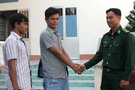 Bàn giao hai người nước ngoài trôi dạt trên biển