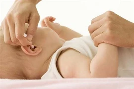 Bé trai thủng màng nhĩ, nhiễm trùng uốn ván do lấy ráy tai