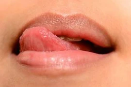 Hậu quả xấu từ thói quen cắn môi, liếm môi