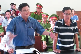 Thông tin mới vụ kiện công an vì bị… khám ngực 