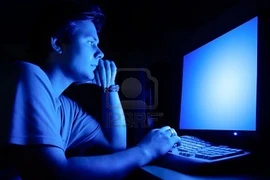 Tác hại khôn lường của màn hình máy tính, điện thoại tới sức khỏe