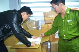 Hàng ngàn vỉ thuốc tân dược nghi nhập lậu từ Trung Quốc