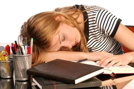 5 bệnh dễ mắc nếu thường xuyên ngủ gục đầu trên bàn
