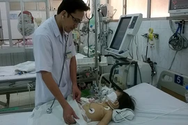 Bé 2 tuổi nguy kịch vì sặc thạch rau câu