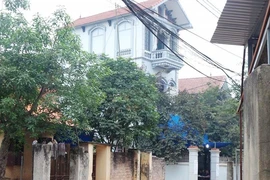 Cha tưới xăng đốt chết con gái rồi châm lửa tự thiêu