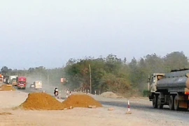 Đường về tết, bụi bay mù mịt 