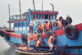 Cứu chín thuyền viên của tàu hàng mắc cạn
