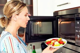 Nấu nướng bằng lò vi sóng có an toàn cho sức khỏe?
