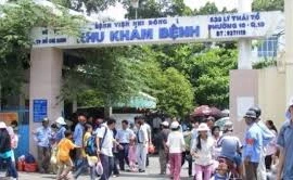 Người nhà bệnh nhi đập vỡ bàn, tấn công bảo vệ bệnh viện