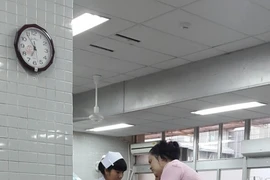 Mang máy xay thịt đi... cấp cứu
