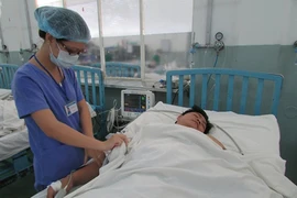 Vấp té khi đang gọt xoài, bị dao đâm thủng tim