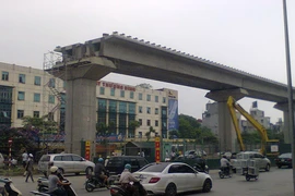 Dự án đường sắt trên cao Hà Nội lại xảy ra tai nạn: Thanh sắt rơi trúng xe ô tô! 