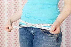 Quần jean bó sát gây tăng cân, tê liệt cơ bắp