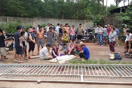 Thương tâm cháu bé bị tường rào sập đè tử vong