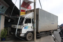 Tránh xe máy đi ngược chiều, xe tải đâm vào nhà dân