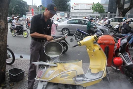 Hết hồn vì xe máy đang chạy bỗng bốc cháy ngùn ngụt