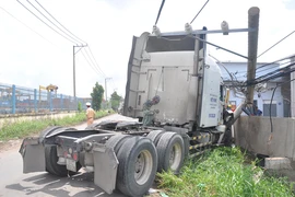 Xe container húc đổ cột điện, đâm nứt tường nhà dân