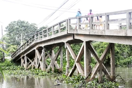 Dân khốn khổ vì đường đi bị bít kín