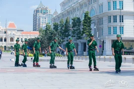 Trượt patin tuần tra trên phố đi bộ Nguyễn Huệ