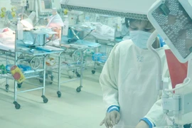 Vụ bé sơ sinh bị đâm vào đầu: Người mẹ xúc động mạnh khi gặp lại con