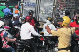 Chùm ảnh Cảnh sát giao thông mướt mồ hôi điều tiết giao thông
