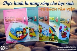 Thu hồi sách dạy học sinh đi trên thủy tinh