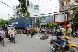 Chồng khóc ngất bên thi thể vợ bị xe container cán