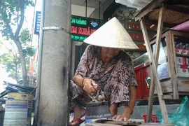Cụ bà 75 tuổi và nghề ép giấy bằng bàn ủi con gà 