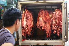 Ngăn chặn gần một tấn thịt và phụ phẩm bò bơm nước trước khi vào chợ