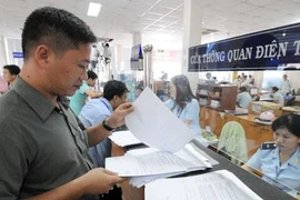 Thông quan điện tử: Giảm thời gian nhưng còn tốn giấy mực
