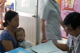 Bé 10 tháng tuổi nghi nuốt kim bấm