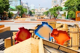  Đường hoa Nguyễn Huệ tết Bính Thân đang dần hoàn thiện