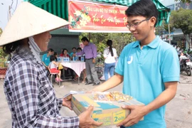 Tặng thịt kho, bánh mứt cho người nghèo đón Tết