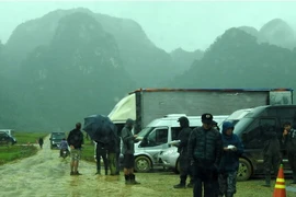 Đoàn làm phim ‘King Kong’ vất vả dưới mưa rừng nhiệt đới