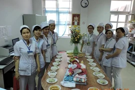 Bệnh viện tổ chức đầy tháng cho bé gái bị bỏ rơi