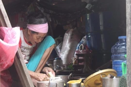 Người dân ở rốn lũ Tân Hóa khó khăn sau lũ lớn