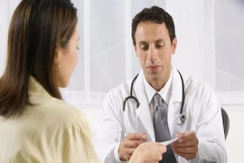 Khi đi khám bệnh, nên hỏi bác sĩ 9 điều này