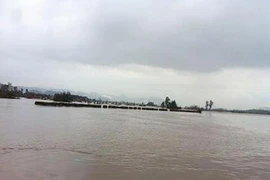 Cầu phao bị lũ cuốn trôi, hơn 1.000 người bị cô lập