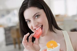 Ăn trái cây trước và sau bữa cơm, ngon rồi... sao nữa?