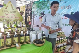 Chen chân đến công viên mua nông sản sạch 